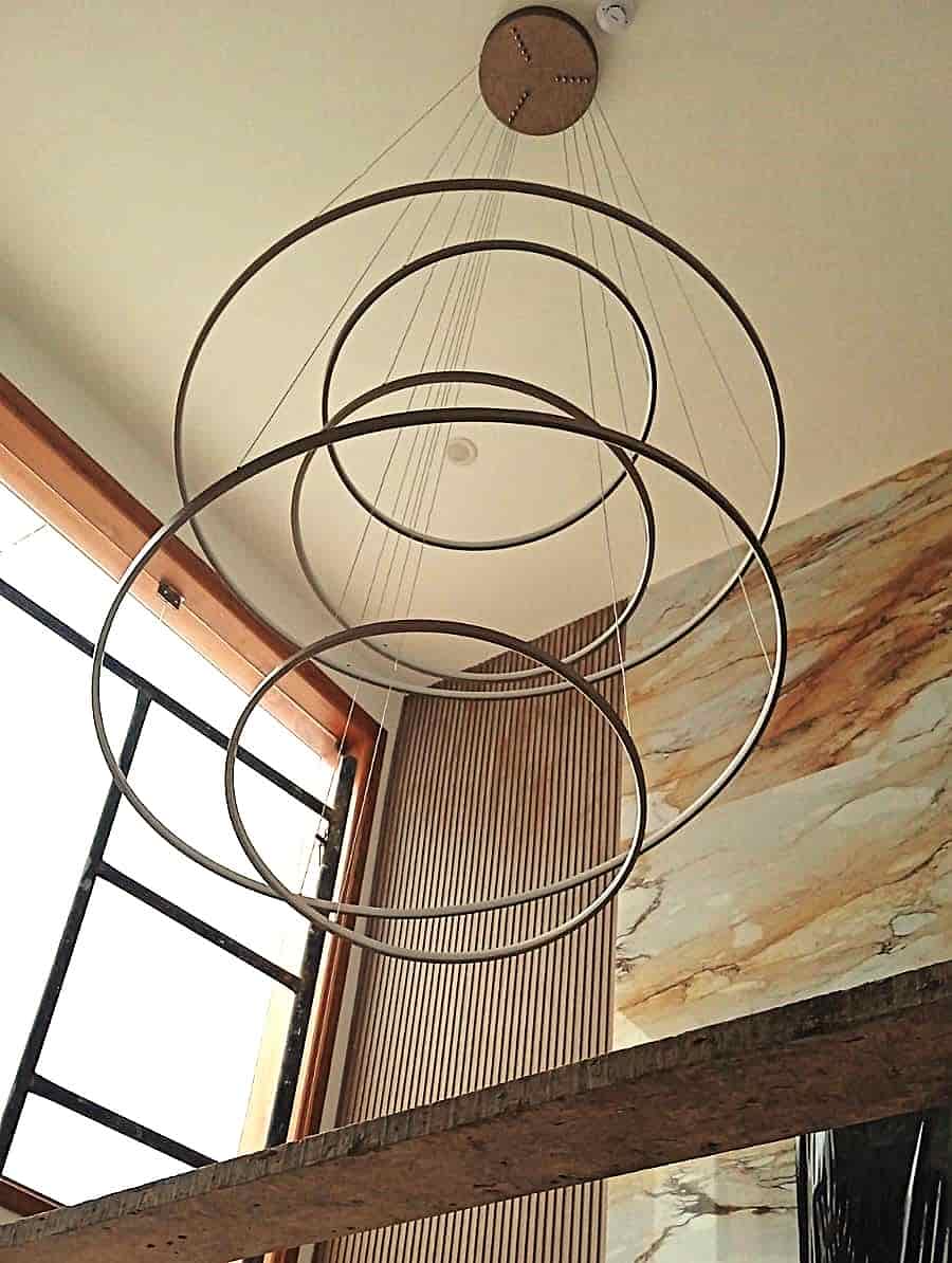 Remodelación de vivienda para clínica en Miraflores, Lima, con fachada moderna en vidrio reflectante, proyecto arquitectónico desarrollado por Arqbimstudio especialistas en diseño y construcción en Perú.